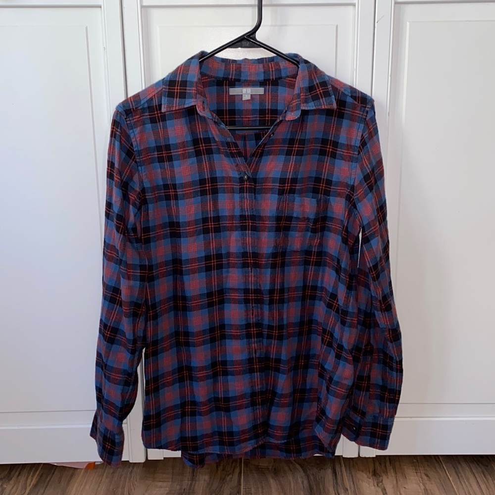 Uniqlo red/blue button down flannel. size Medium